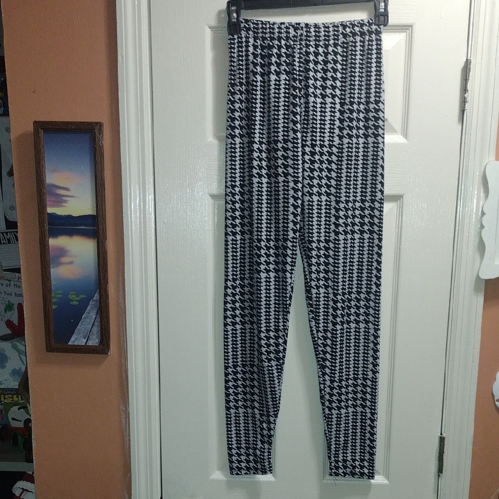 Fashion Nova Monochrome Houndstooth Leggings